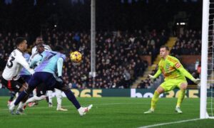 Arsenal gục ngã trước Fulham sau khi cú sút muộn của Saka bị từ chối vì lỗi việt vị thumbnail