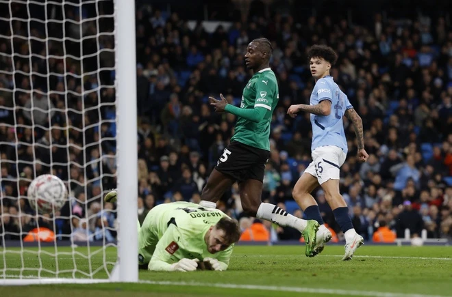 Man City dau Plympouth anh 3