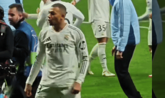 Mbappe bi cam thi dau anh 1