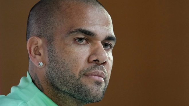 Dani Alves trang an anh 1