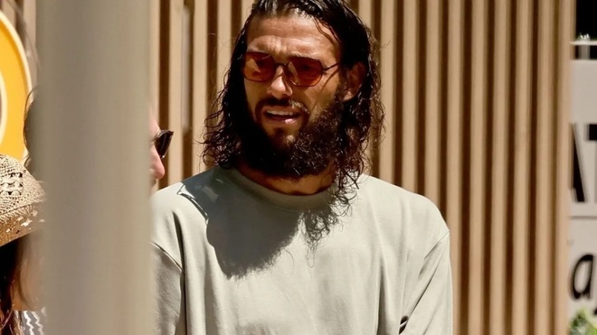 Andy Carroll bi bat anh 1